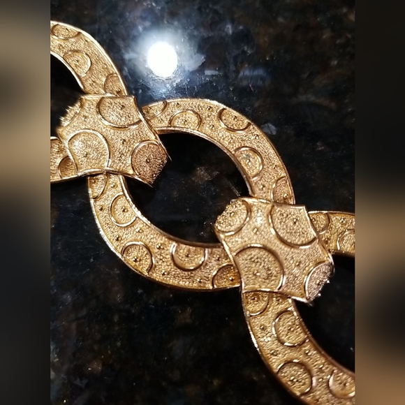 Vintage Crown TRIFARI "Circes Oval" Goldtone Bracelet - Picture 2 of 5